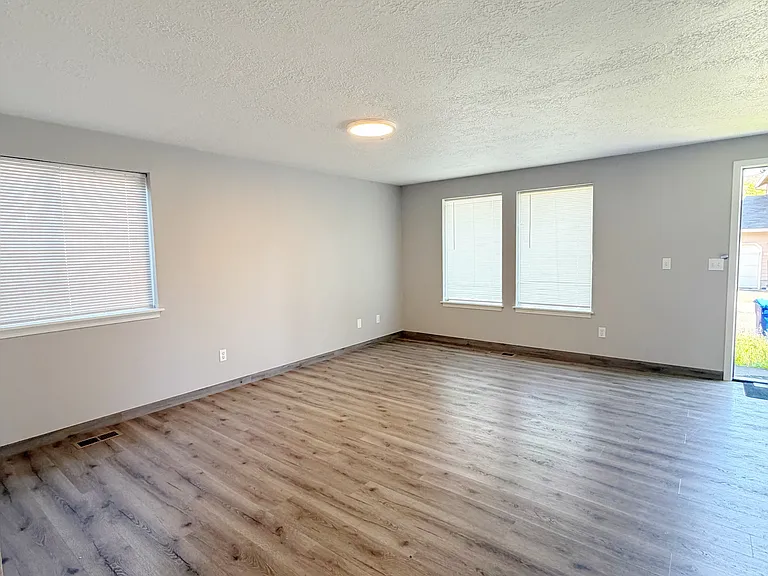 9832 SE Hult St — Photo 2