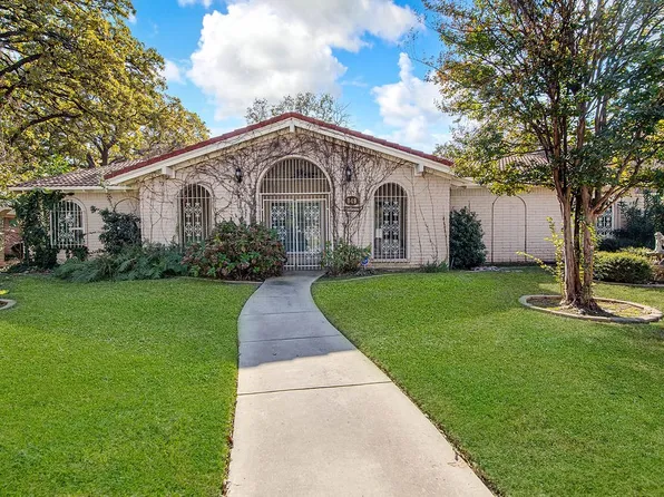 849 Wheelwood Dr, Hurst, TX 76053