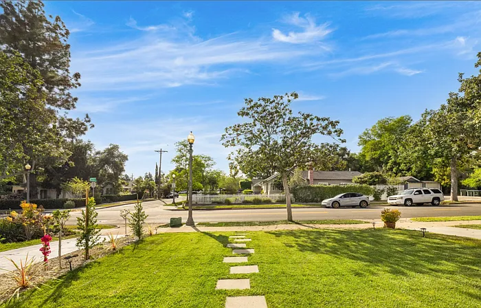 1166 N El Molino Ave — Photo 10