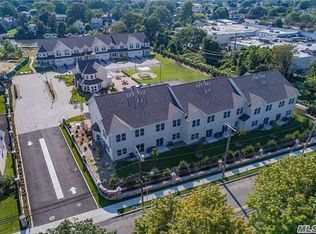 202 Anchor Ct, Copiague, NY 11726