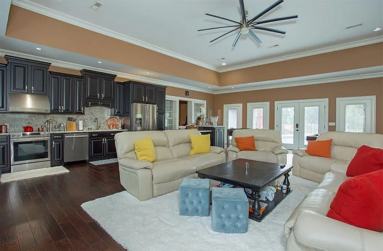 4 bed, 3264 sqft, $3,800 — Photo 3