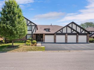 29 Algonquin Dr #U2, Indian Head Park, IL 60525
