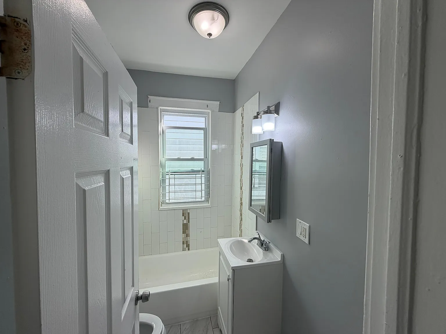 3 bed, 2400 sqft, $2,200 — Photo 3