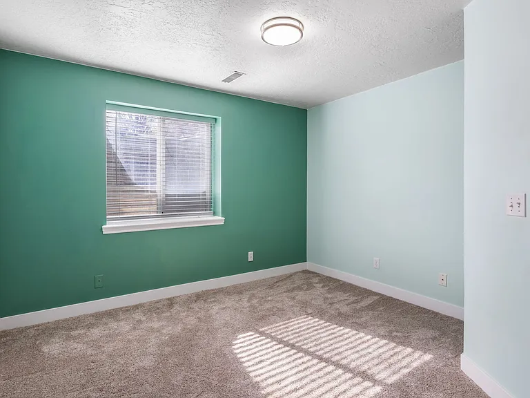 318 E Spyglass Dr — Photo 19