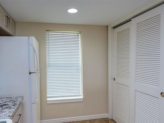 5th image of 406 Padre Blvd