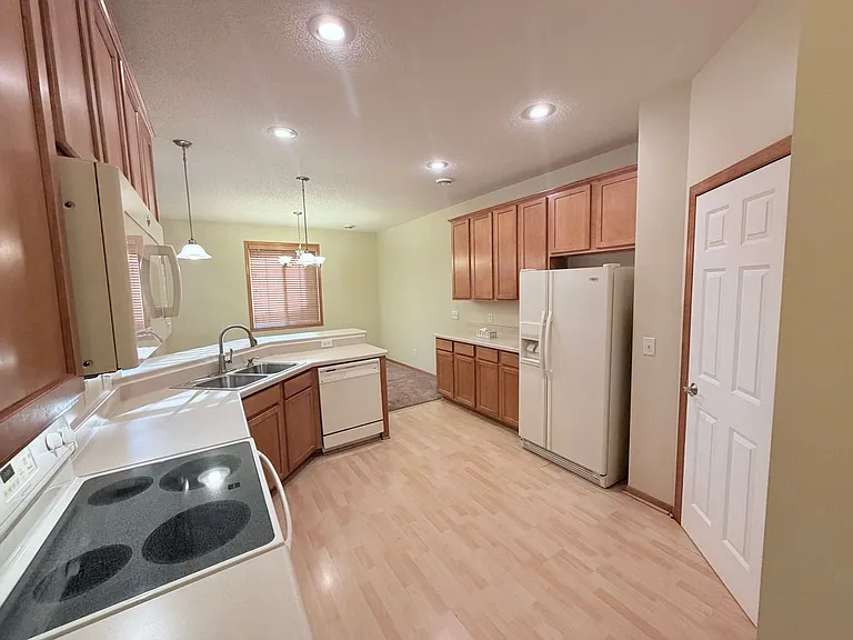 10800 Hawthorn Trl #E — Photo 8