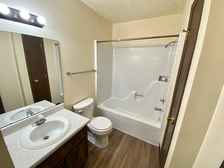 Windsor Crest Apartments — Photo 65
