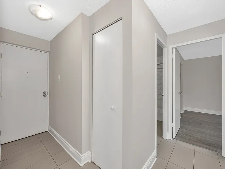 215 Clarence St — Photo 46
