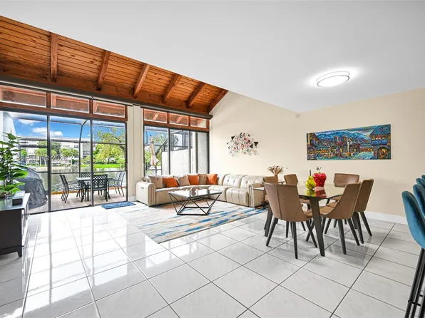 11290 NW 14th Ct, Pembroke Pines, FL 33026