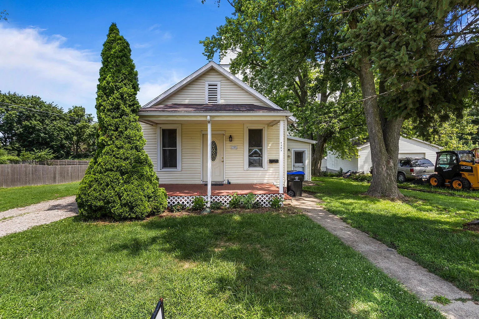 1309 W Grove St photo 1