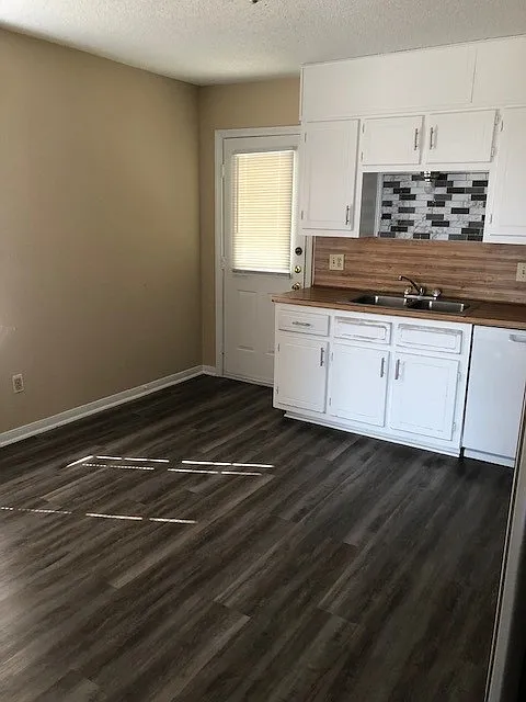 Kitchen - Door to back Patio