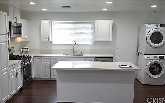 3rd image of 23350 Victory Blvd