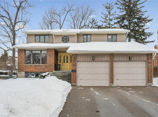 18 Woodview Ct, Kitchener, ON N2A 3E6