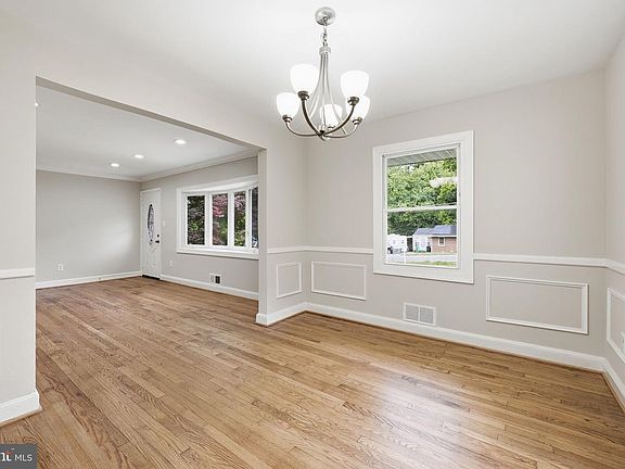 4th image of 4915 Sharon Rd