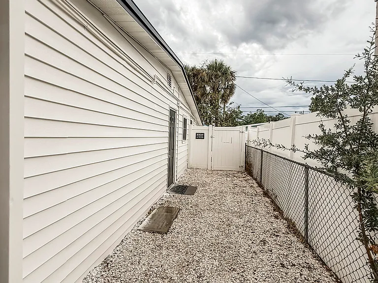 Cresthill Dr — Photo 6