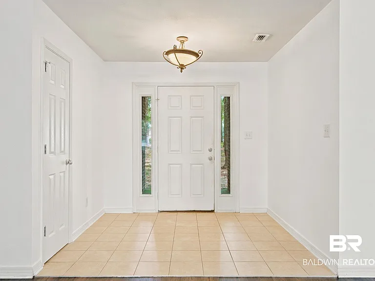 905 Ryan Ave — Photo 3