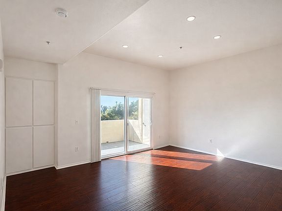 3rd image of 15643 Wyandotte St Unit 301