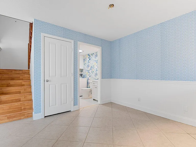 2406 SW Danbury Ln — Photo 17