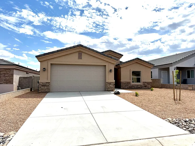 3368 N Apache St — Photo 2