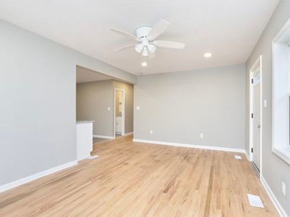 3rd image of 212 Thornton Ave