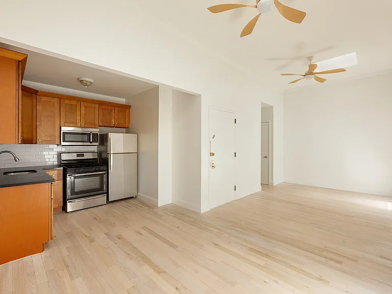 196 Nassau Ave #3R — Photo 8