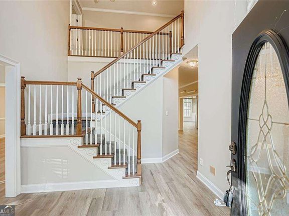 4th image of 100 Hamilton Glen Ct