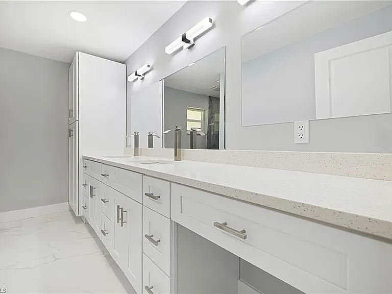 959 N Town And River Dr — Photo 1
