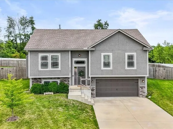 1101 SW 10th Ter, Oak Grove, MO 64075