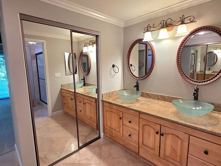 565 Rolling Hills Ln — Photo 14
