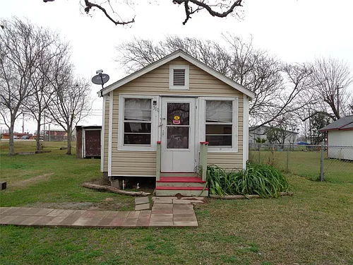 310 S Avenue D Photo 1