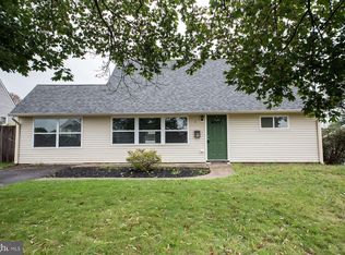 55 Parkside Cir, Levittown, PA 19056