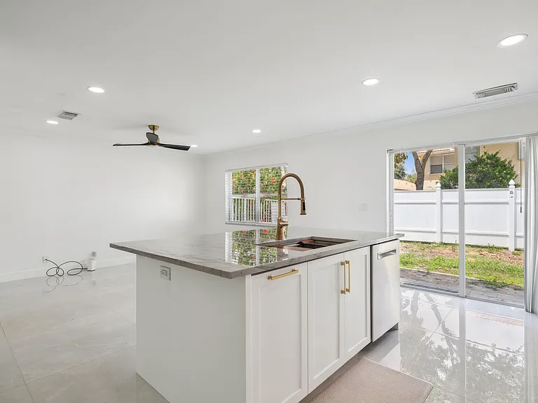 3460 Commodore Ct — Photo 7