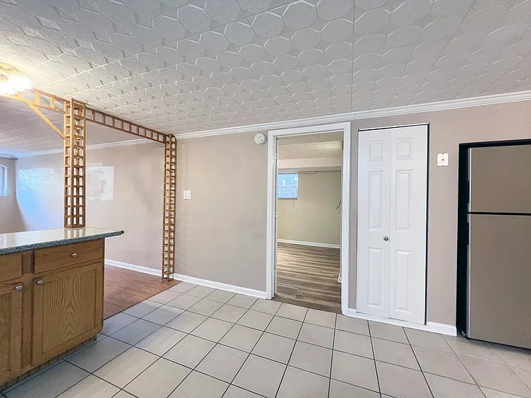 5733 W Melrose St — Photo 2
