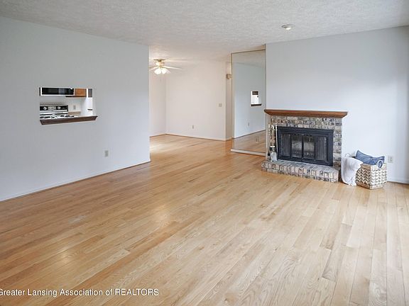 3rd image of 7110 Creekside Dr