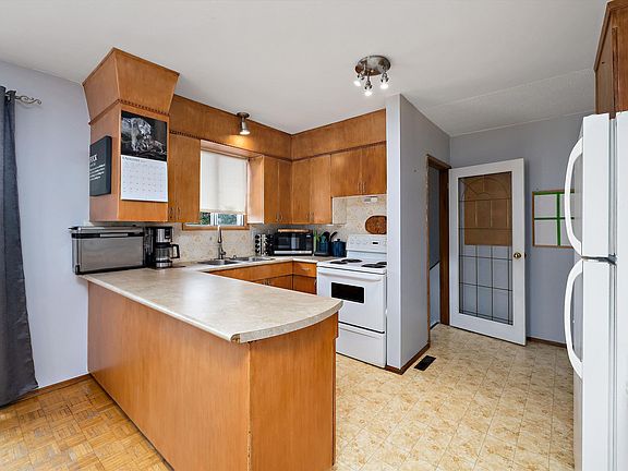 5th image of 13311 60th St NW