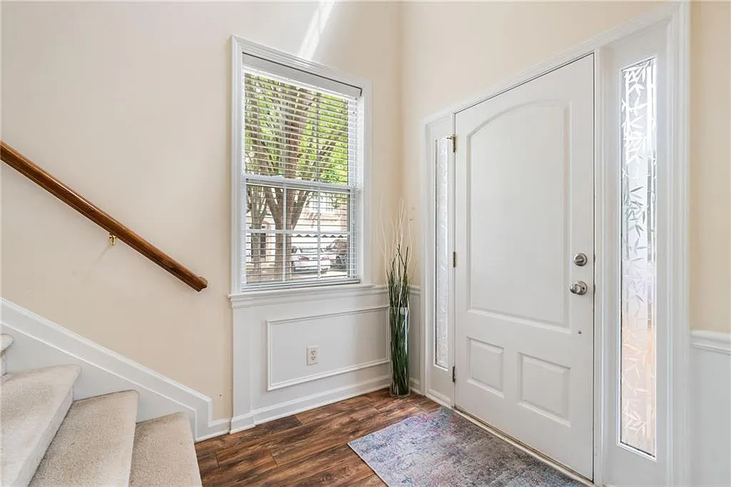 3 bed, 3.5 bath, 2448 sqft, $3,300 — Photo 3