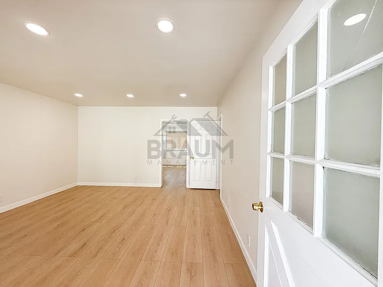 15550 Vanowen St — Photo 12