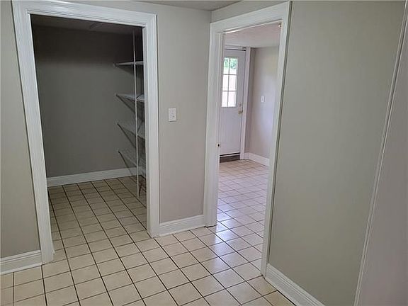 4th image of 722 Carondelet St