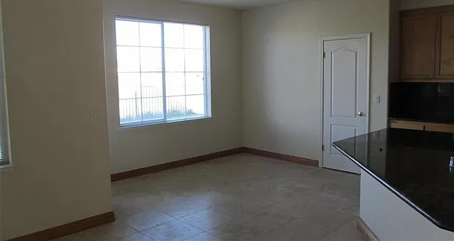 5 bed, 4.5 bath, 3713 sqft, $3,900 — Photo 3