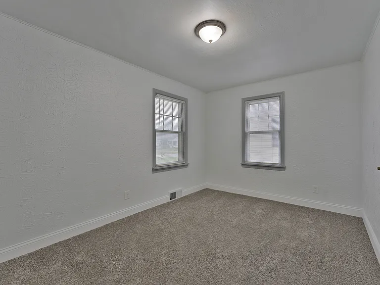 1539 Weston Ave — Photo 18