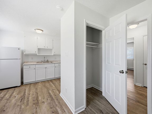 4th image of 2107 Charles St S #2508-C