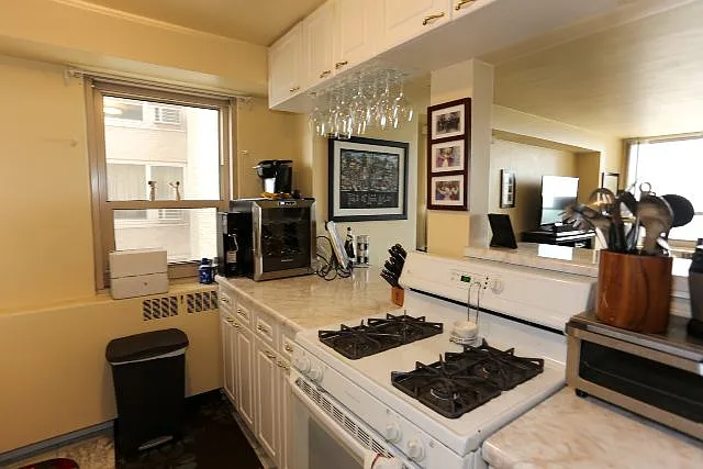 Delightful 1 Bed, 1 Bath at Lake Shore Drive + Irving Park (Wrigleyville) — Photo 3