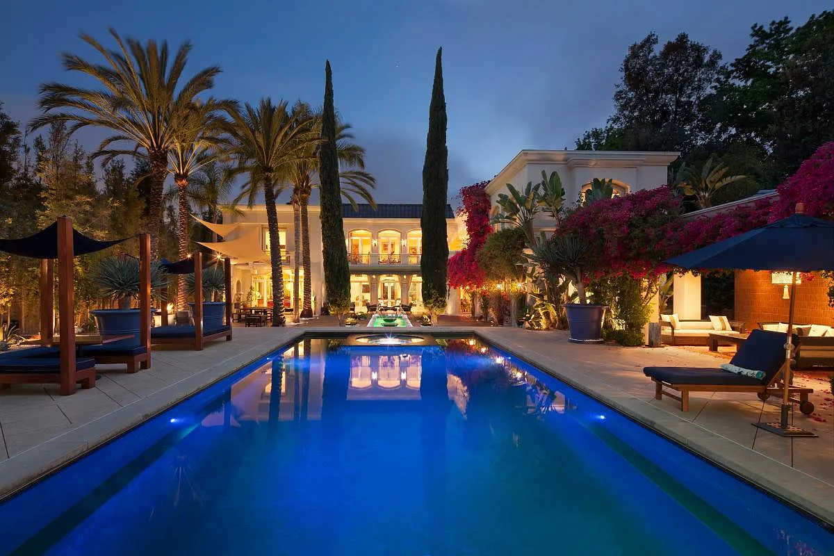 9 bed, 16000 sqft, $75,000 — Photo 1