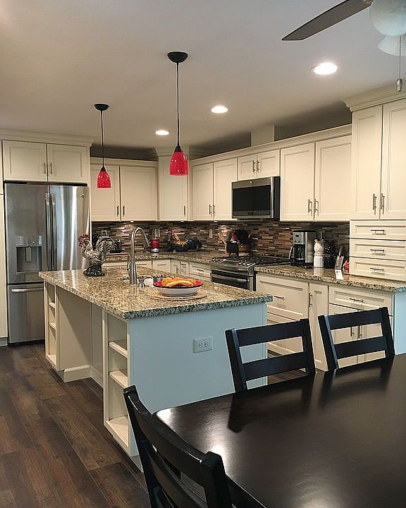 2nd image of 300 E Riverview Cir