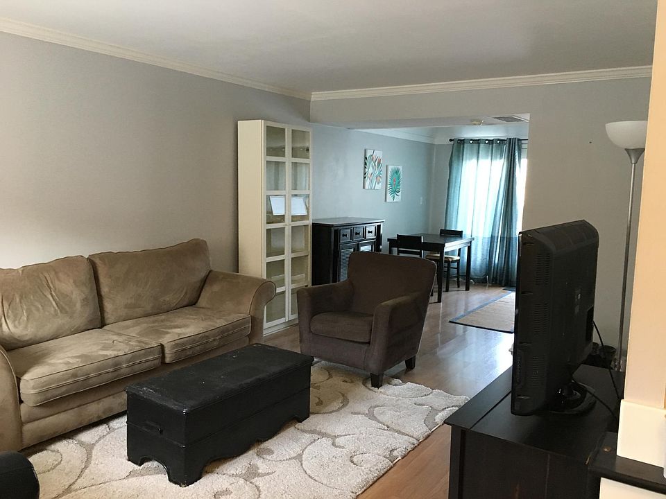 1st image of 952 Chatham Ln APT M