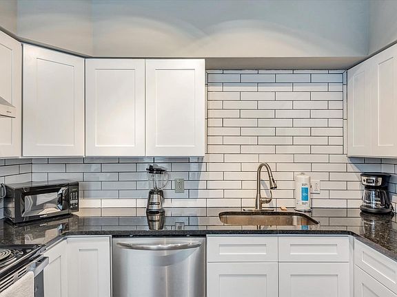5th image of 713 Barton St #713
