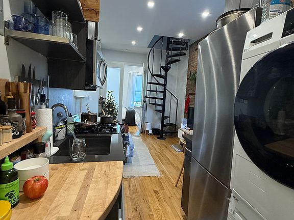 3rd image of 166 Elizabeth St APT 5A
