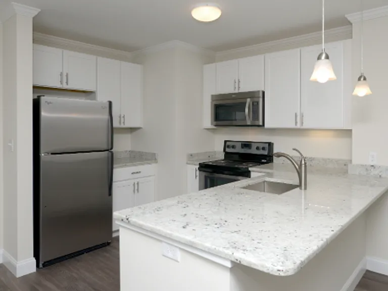 Edgewater Apartments — Photo 5