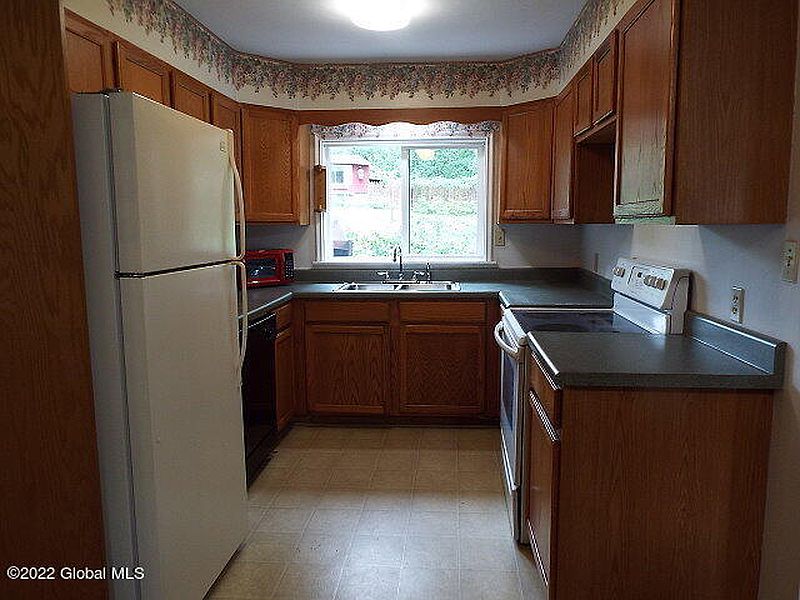 4th image of 431 Steele Ave