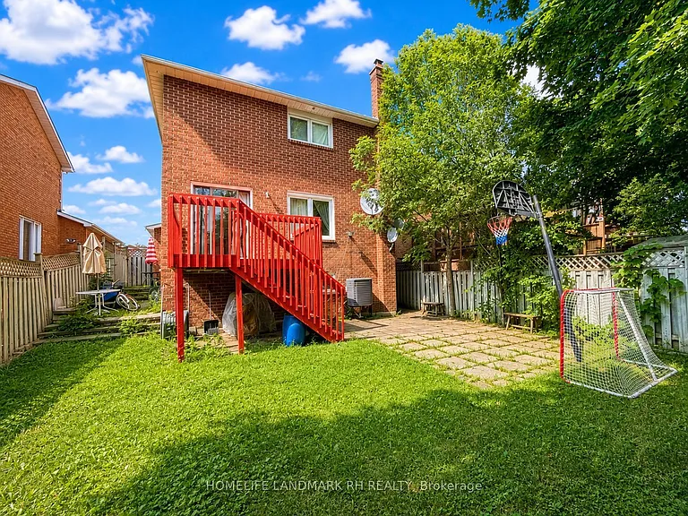 101 Pentland Cres — Photo 17